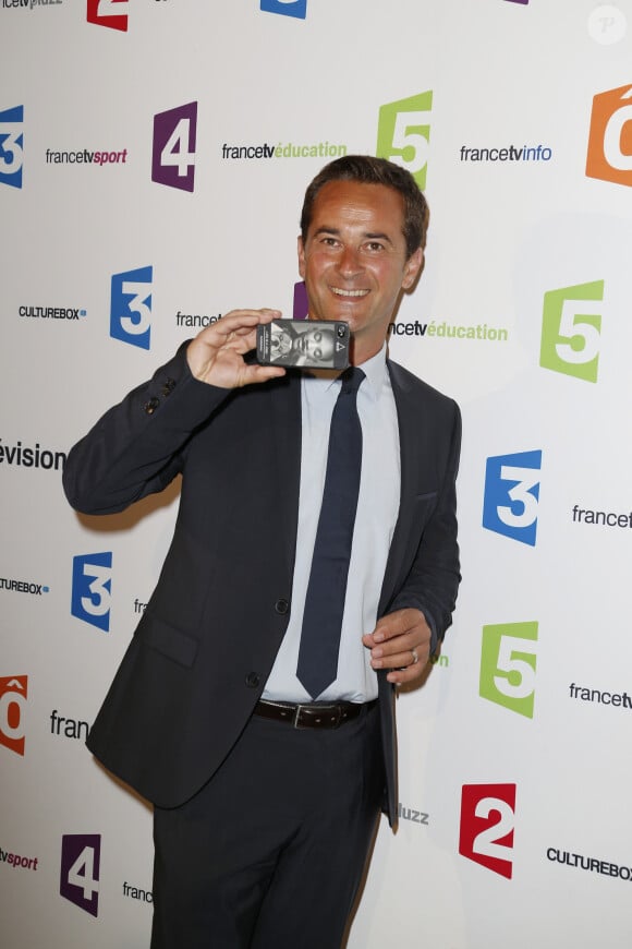 Nathanaël de Rincquesen (téléphone portable) lors de la conférence de presse de rentrée de France Télévisions au Palais de Tokyo à Paris, le 26 août 2014.