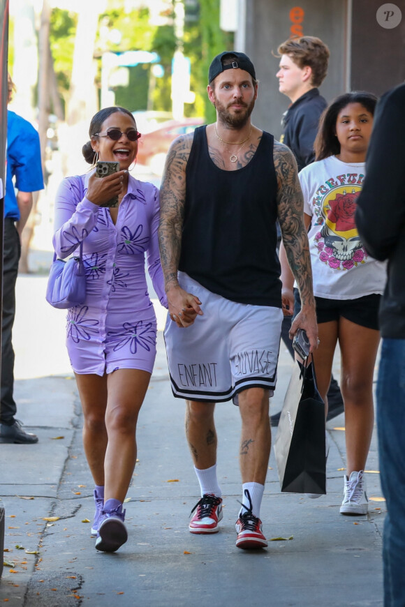 Christina Milian fait du shopping avec sa fille Violet et son mari Matt Pokora (M. Pokora) à Los Angeles le 6 avril 2022.