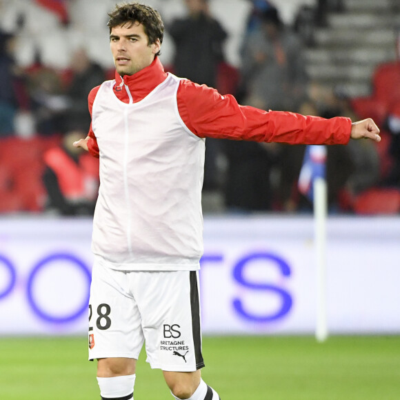 Karine Ferri encourage son compagnon Yoann Gourcuff lors du match Psg-Rennes au Parc des Princes à Paris le 6 novembre 2016. (victoire 4-0 du Psg) © Pierre Perusseau/Bestimage