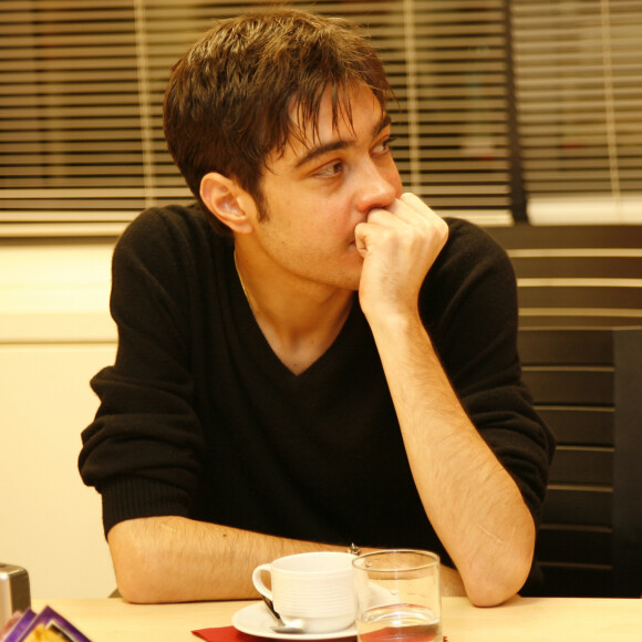 Grégory Lemarchal rencontre les lecteurs de "Télé-Loisirs" à Paris, le 20 décembre 2006.