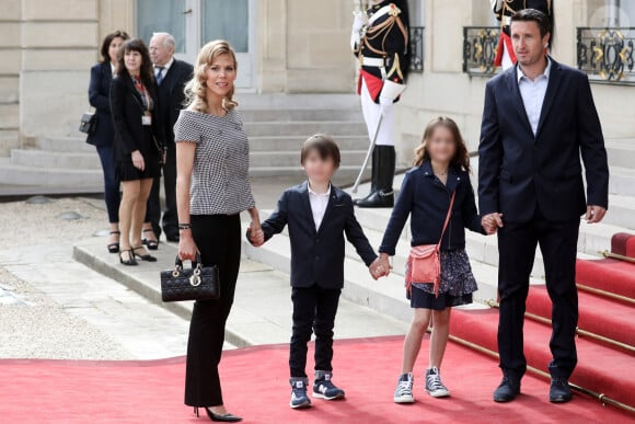 Le 23 juillet 2023, la fille de Brigitte Macron et du banquier André-Louis Auzière a annoncé une excellente nouvelle.
Tiphaine Auzière, son compagnon Antoine et leurs enfants - Cérémonie d'investiture du Président de la République à Paris le 7 mai 2022 © Stephane Lemouton / Bestimage