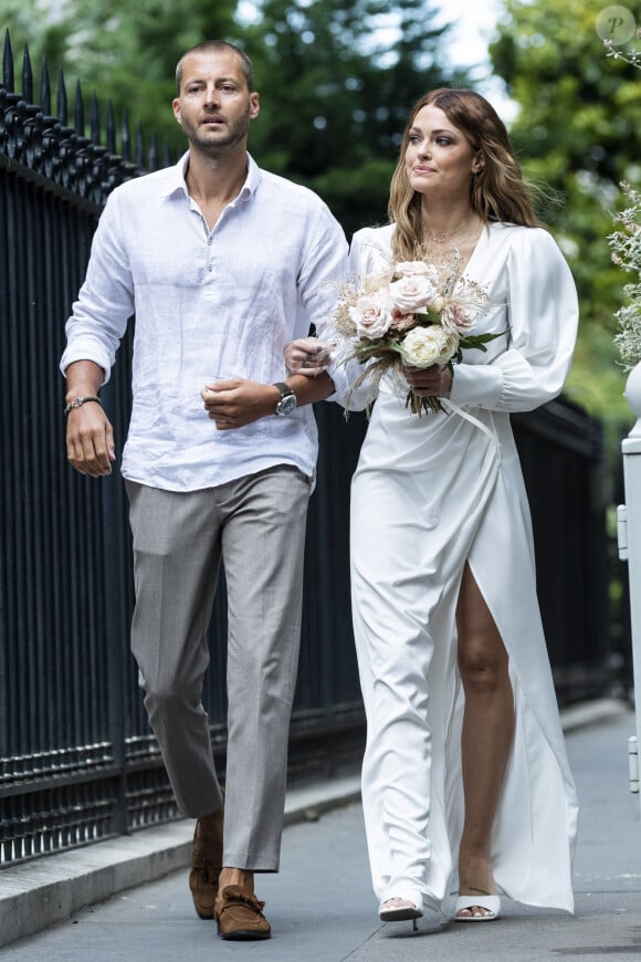 Caroline Receveur et son frère - Caroline Receveur et Hugo Philip arrivent à la Mairie du 16ème arrondissement à Paris pour leur mariage, le 11 juillet 2020