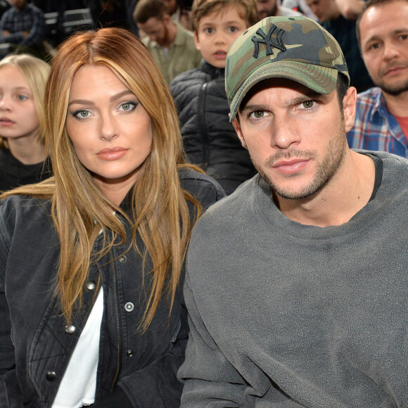 Elle a plus que jamais besoin de son époux.
Caroline Receveur et Hugo Philip au match de NBA Game Paris entre les Bucks de Milwaukee et les Charlotte Hornet à l'AccorHotels Arena à Paris. © Veeren / Bestimage