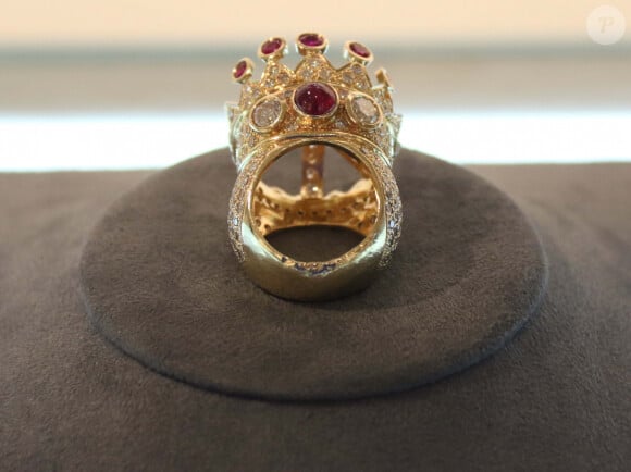 Cette bague en forme de couronne avait été dessinée et portée par Tupac Shakur
Info - Une bague du rappeur Tupac vendue plus d'un million de dollars aux enchères