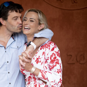 On peut y voir ses deux derniers s'enlacer tendrement en plein centre d'un supermarché.
Elodie Gossuin et son mari Bertrand Lacherie au village lors des internationaux de France à Roland Garros le 12 juin 2021. © JB Autissier / Panoramic / Bestimage