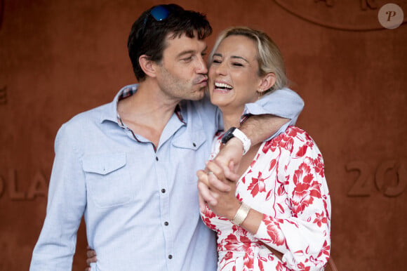 On peut y voir ses deux derniers s'enlacer tendrement en plein centre d'un supermarché.
Elodie Gossuin et son mari Bertrand Lacherie au village lors des internationaux de France à Roland Garros le 12 juin 2021. © JB Autissier / Panoramic / Bestimage