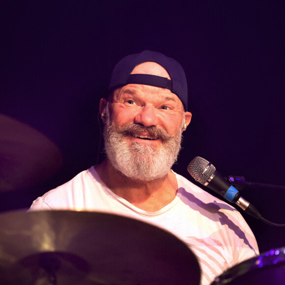 Exclusif - C'est pour l'ouverture du "Festival des fous rires de Bordeaux" que le presentateur tv Alex Jaffrey en compagnie du chef cuisinier Philippe Etchebest et de son groupe de rock "Chef and the Gang" presentent un spectacle musical et humoristique. le 19 Mars 2023. Patrick Bernard-Fabien Cottereau/BESTIMAGE 
