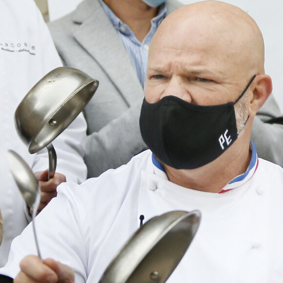Le grand chef Bordelais et présentateur TV Philippe Etchebest organise un concert de casseroles devant son restaurant Bordelais "Le 4ème Mur" avec son équipe afin de soutenir l'ouverture des restaurants pendant la crise liée à l'épidémie de Coronavirus (COVID-19), le 2 Octobre 2020 à Bordeaux. (Agence / Bestimage)