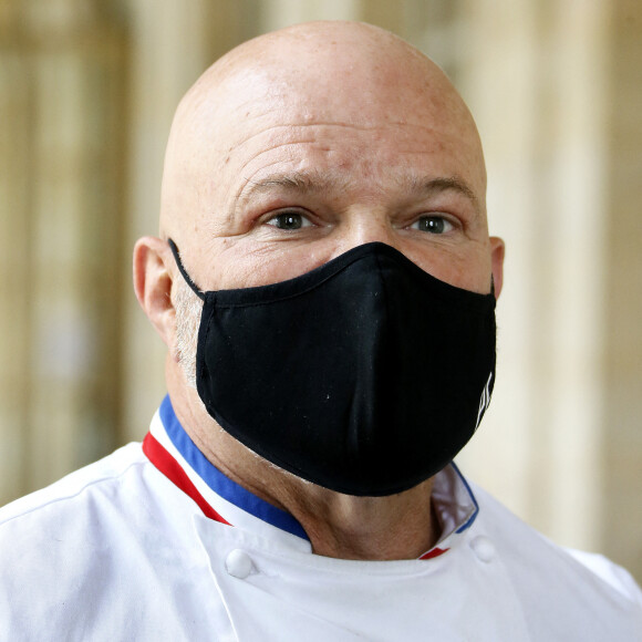 Le grand chef Bordelais et présentateur TV Philippe Etchebest organise un concert de casseroles devant son restaurant Bordelais "Le 4ème Mur" avec son équipe afin de soutenir l'ouverture des restaurants pendant la crise liée à l'épidémie de Coronavirus (COVID-19), le 2 Octobre 2020 à Bordeaux. (Agence / Bestimage)