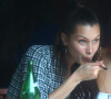 Dès les premiers rayons de soleil, on ne voit plus que ce dernier remplir les verres, lors d'apéro au soleil. Il s'agit bien sûr du spritz. 
Bella Hadid déjeune avec ses amies au restaurant Pitti à New York le 2 juin 2018.