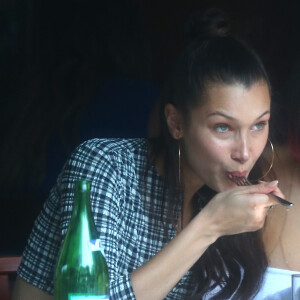 Dès les premiers rayons de soleil, on ne voit plus que ce dernier remplir les verres, lors d'apéro au soleil. Il s'agit bien sûr du spritz. 
Bella Hadid déjeune avec ses amies au restaurant Pitti à New York le 2 juin 2018.