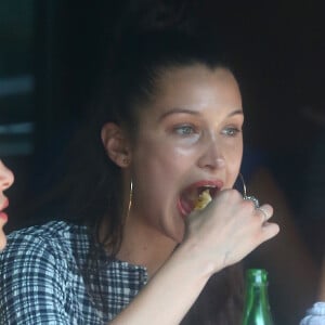 Le spritz est composé d'eau, de sirop de canne liquide, ingrédient très important dans la recette car, pour fabriquer une liqueur, il faut qu'elle contienne plus de 100g de sucre par litre, apprend-on. 
Bella Hadid déjeune avec ses amies au restaurant Pitti à New York le 2 juin 2018.