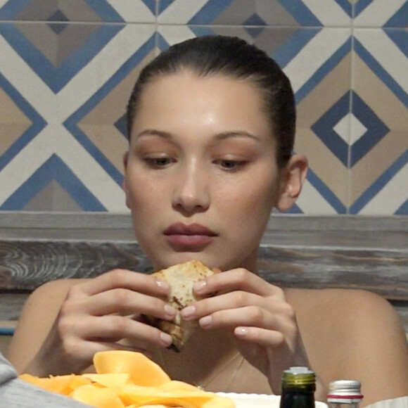 Ils ont ainsi comparé les taux de sucre des mélanges alcoolisés les plus vendus de l'été. 
Bella Hadid va manger dans une pizzeria, Chez Assaje, avec des amis à Milan le 15 janvier 2018