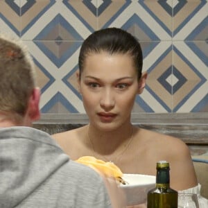 Bella Hadid va manger dans une pizzeria, Chez Assaje, avec des amis à Milan le 15 janvier 2018