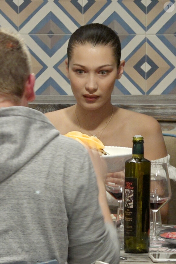 Bella Hadid va manger dans une pizzeria, Chez Assaje, avec des amis à Milan le 15 janvier 2018