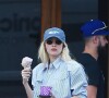 Grâce à ce goût légèrement amer, qui donne l'impression que la quantité de sucre est faible. 
Gigi Hadid mange une glace tout en marchant dans les rues de New York avec une amie, Leah McCarthy. Le 13 avril 2023