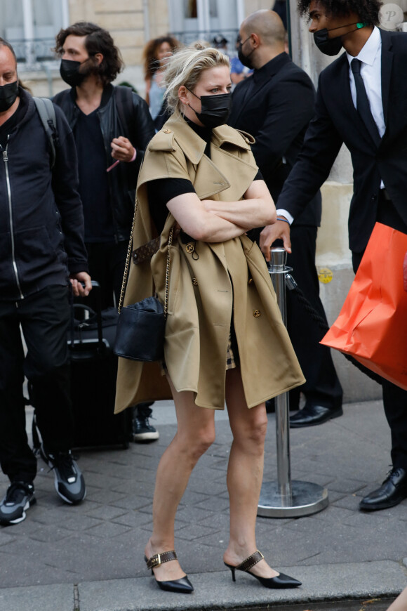 Céline Sallette arrive au défilé Armani "Collection Haute-Couture Automne/Hiver 2021-2022" à Paris , le 6 juillet 2021. © Clovis-Ramsamy/Bestimage 