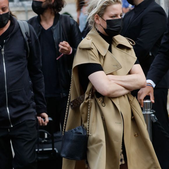 Céline Sallette arrive au défilé Armani "Collection Haute-Couture Automne/Hiver 2021-2022" à Paris , le 6 juillet 2021. © Clovis-Ramsamy/Bestimage 