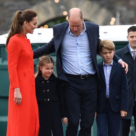 Kate Catherine Middleton, duchesse de Cambridge, le prince William, duc Cambridge, et leurs enfants, la princesse Charlotte et le prince George - Le duc et la duchesse de Cambridge, et leurs enfants, en visite à Cardiff, à l'occasion du jubilé de platine de la reine d'Angleterre.
