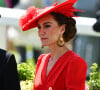 Pour ce qui concerne son look, et plus particulièrement l'importance qu'elle accorde aux bijoux.
Kate Middleton - La procession royale du Royal Ascot du 23 juin comprenait notamment le roi Charles et la reie Camilla, ainsi que le prince et la princesse de Galles. 23 juin 2023.