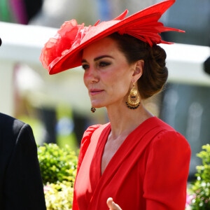 Pour ce qui concerne son look, et plus particulièrement l'importance qu'elle accorde aux bijoux.
Kate Middleton - La procession royale du Royal Ascot du 23 juin comprenait notamment le roi Charles et la reie Camilla, ainsi que le prince et la princesse de Galles. 23 juin 2023.