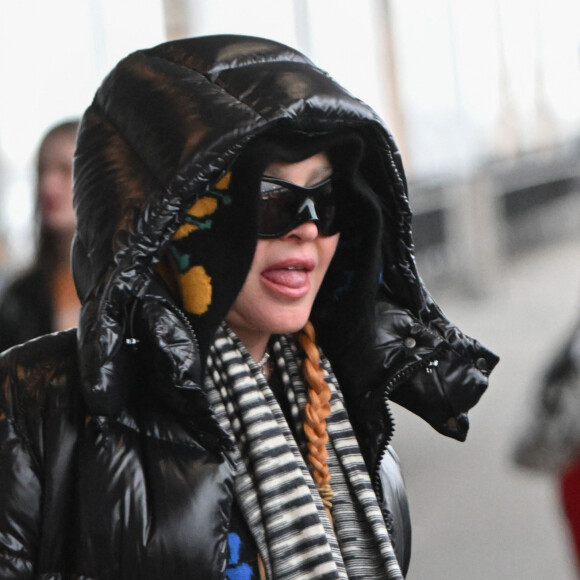 Elle danse désormais sur TikTok, sur son tube interplanétaire Lucky Star datant des années 1980.
Exclusif - Madonna, toute de noir vêtue, arrive à l'aéroport JFK de New York. Le 3 mars 2023.