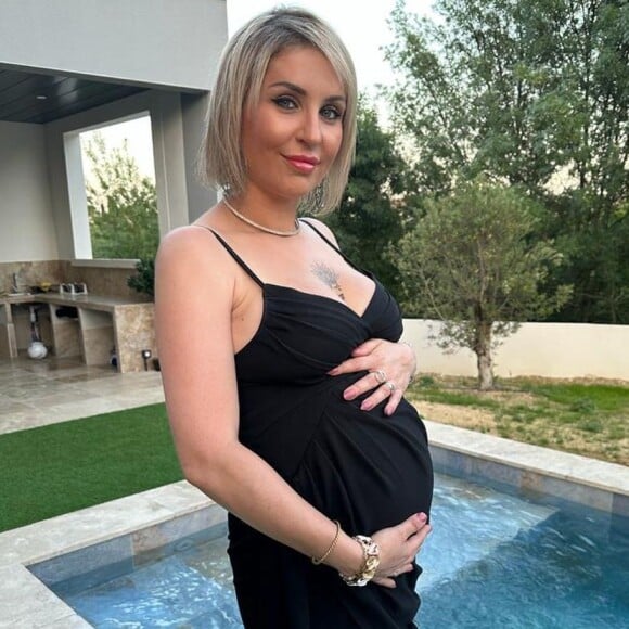 Amandine Pellissard affiche son incroyable baby-bump sur Instagram.