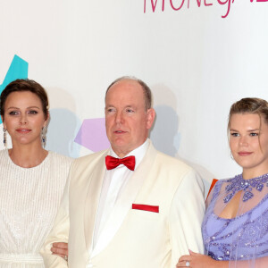 Ainsi que des manches en dentelle.
La princesse Charlène de Monaco, le prince Albert II de Monaco, Camille Gottlieb lors du 74ème Gala de la Croix-Rouge Monégasque, qui se tient dans la mythique Salle des Etoiles du Sporting Monte-Carlo à Monaco. Cette année l'ambassadeur du gala n'est autre que la rock star internationale Robbie Wiliams. En cette occasion Robbie Williams a donné un concert exclusif à la Salle des Etoiles. Monaco, le 29 juillet 2023. © Dominique Jacovides/Bestimage