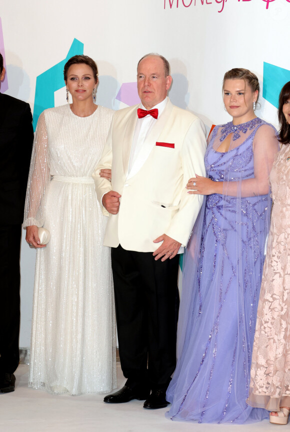 Ainsi que des manches en dentelle.
La princesse Charlène de Monaco, le prince Albert II de Monaco, Camille Gottlieb lors du 74ème Gala de la Croix-Rouge Monégasque, qui se tient dans la mythique Salle des Etoiles du Sporting Monte-Carlo à Monaco. Cette année l'ambassadeur du gala n'est autre que la rock star internationale Robbie Wiliams. En cette occasion Robbie Williams a donné un concert exclusif à la Salle des Etoiles. Monaco, le 29 juillet 2023. © Dominique Jacovides/Bestimage