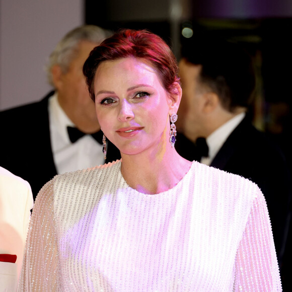 Elle portait aussi un bouquet.
La princesse Charlène de Monaco lors du 74ème Gala de la Croix-Rouge Monégasque, qui se tient dans la mythique Salle des Etoiles du Sporting Monte-Carlo à Monaco. Cette année l'ambassadeur du gala n'est autre que la rock star internationale Robbie Wiliams. En cette occasion Robbie Williams a donné un concert exclusif à la Salle des Etoiles. Monaco, le 29 juillet 2023. © Dominique Jacovides/Bestimage 