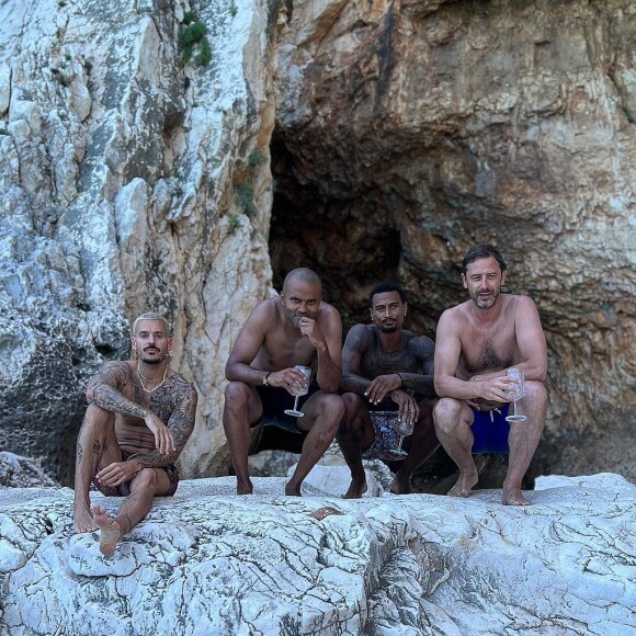 Le musicien a aussi publié une photo sur laquelle il pose aux côtés de la légende du basket Tony Parker.