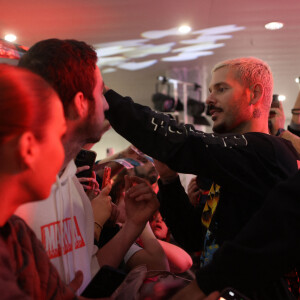 Exclusif - M Pokora en concert avec la radio NRJ dans la galerie commerciale du centre Leclerc Saint-Médard-en-Jalles prés de Bordeaux, le 15 mars 2023. Le chanteur a donné un interview, pris quelques selfies avec ses fans et a signé des autographes. © Pzatrick Bernard / Besstimage.