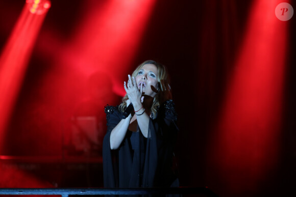Hélène Ségara, malgré la perte récente de son papa, était en concert à la Fête du Kiosque à Croix dans le nord de la France, où elle a terminé en duo avec Jean-Baptiste Guégan, la voix de J.Hallyday. Le 13 septembre 2019