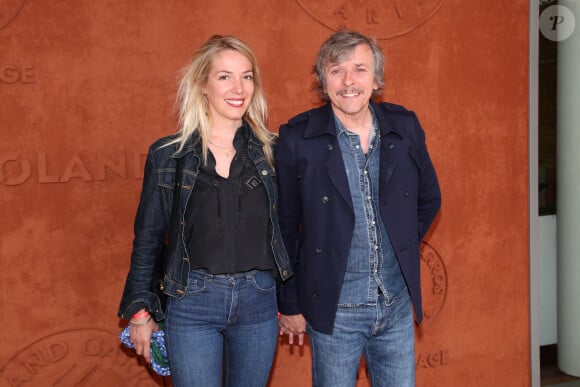 Le comédien s'est pourtant éloigné de notre capitale assez récemment, il y a quatre ans.
Mathilde Ripley et Pascal Demolon au village (Jour 5) lors des Internationaux de France de Tennis de Roland Garros 2022. Paris, le 26 mai 2022. © Bertrand Rindoff Petroff / Bestimage