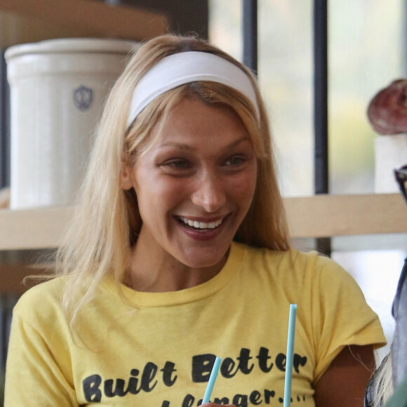Exclusif - Bella Hadid joue les serveuses chez "Erewhon Market" à Los Angeles, le 8 janvier 2023.