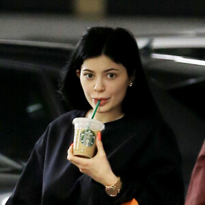 À chaque aliment son bonus bien être. Ainsi, alors que les nutritionnistes japonais déconseillent certains aliments pour vivre le plus longtemps possible.
Exclusif - Kylie Jenner à la sortie d'un Starbucks à Beverly Hills