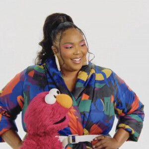 La chanteuse est visée par une plainte déposée par trois anciennes danseuses
Lizzo partage la vedette avec les marionettes Elmo et Cookie Monster dans une vidéo de "Sesame Street". 