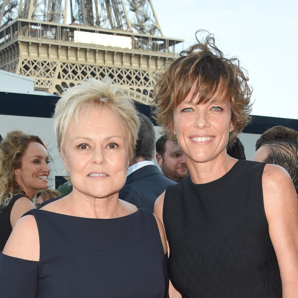 L'une portait une veste blanche, l'autre une veste noire.
Muriel Robin et sa compagne Anne Le Nen - Soirée du 90e anniversaire de Line Renaud sur le Bateau Potel et Chabot "Pavillon Seine" à Paris le 2 juillet 2018. © Coadic Guirec/Bestimage