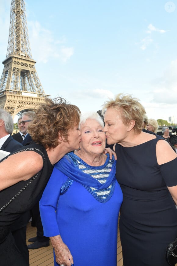 Elles avaient effectivement pu voir les amoureuses débarquer en jean, au beau milieu de l'hiver, pour se dire "oui".
Line Renaud entre Muriel Robin et sa compagne Anne Le Nen - Soirée du 90ème anniversaire de Line Renaud sur le Bateau Potel et Chabot "Pavillon Seine" à Paris le 2 juillet 2018. © Coadic Guirec/Bestimage