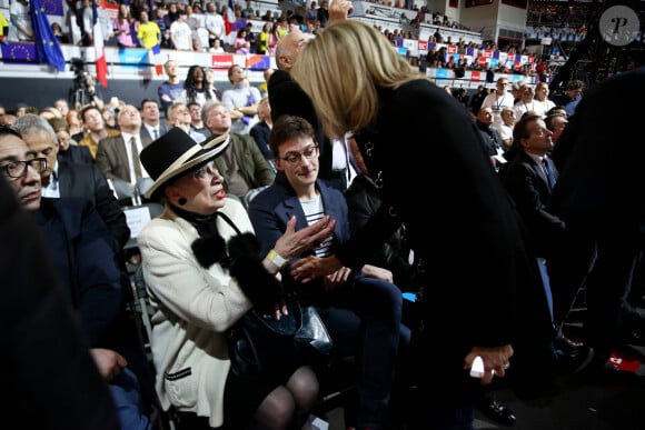 Exclusif - Geneviéve de Fontenay et Brigitte Macron (Trogneux) - au meeting de Emmanuel Macron (candidat de ''En marche !'' pour l'élection présidentielle 2017) au Palais des Sports de Lyon le 4 février 2017. © Dominique Jacovides - Sébastien Valiela / Bestimage 