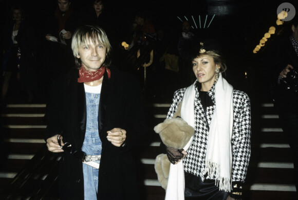 Archives - Le chanteur Renaud (Séchan) et sa femme Dominique à leur arrivée aux Victoires de la Musique au Moulin Rouge à Paris. Le 23 novembre 1985 © Colin Jean-Claude/Letellier Gérard via Bestimage