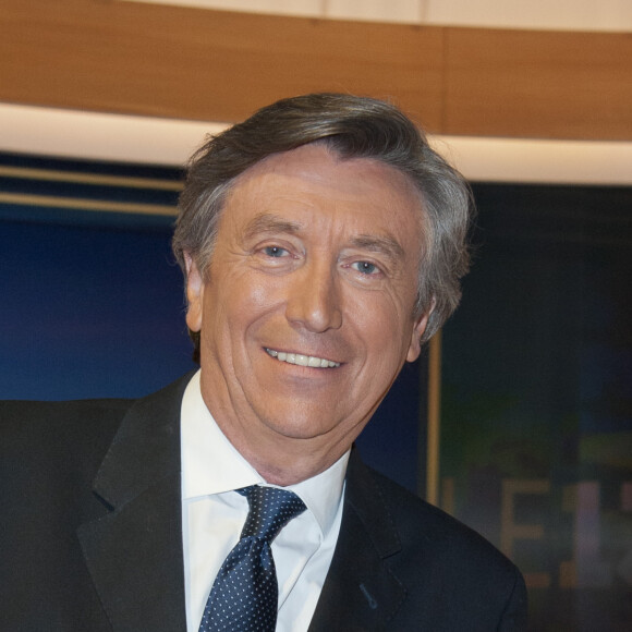 Le journaliste a d'ailleurs bien failli se friter avec un célèbre collègue qui n'avait pas respecté cette règle.
Exclusif - Jacques Legros sur le plateau du Journal de TF1 le 30 avril 2015