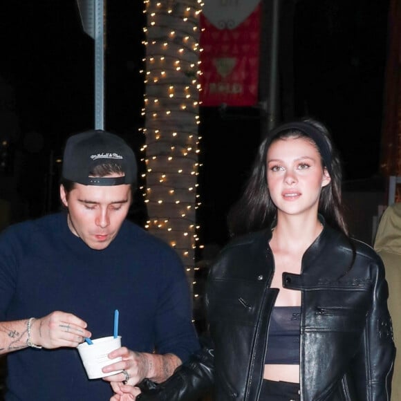 Exclusif - Brooklyn Beckham et sa femme Nicola Peltz vont s'acheter des glaces au yaourt grec à Beverly Hills le 12 novembre 2022.