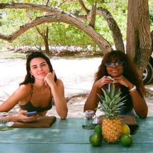 Kendall Jenner et Justine Skye, et un ananas