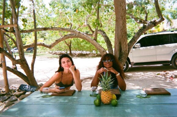Kendall Jenner et Justine Skye, et un ananas