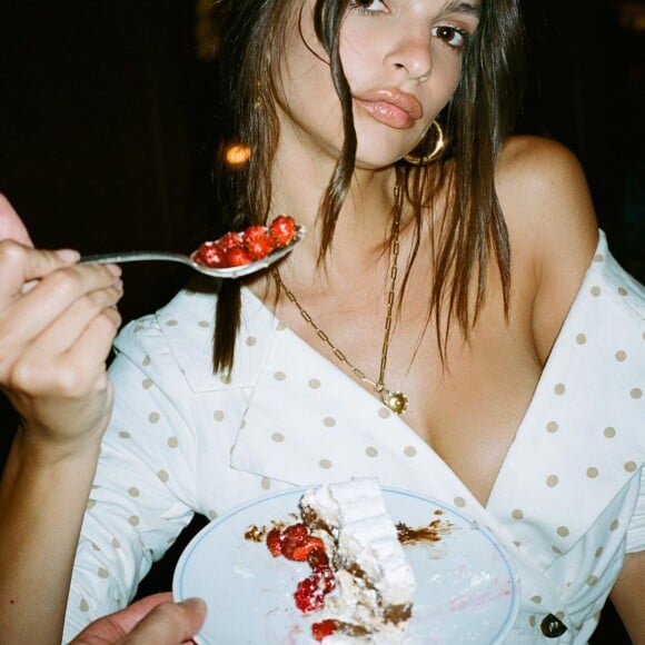 Emily Ratajkowski et des fraises