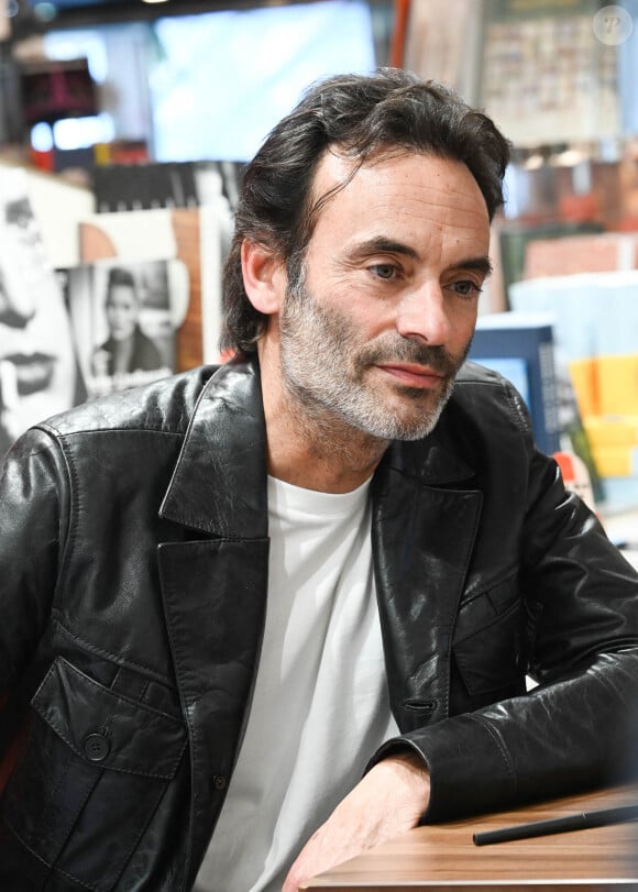 Exclusif - Anthony Delon dédicace son livre "Entre chien et loup" à la librairie du Publicisdrugstore à Paris le 21 avril 2022. © Coadic Guirec/Bestimage 