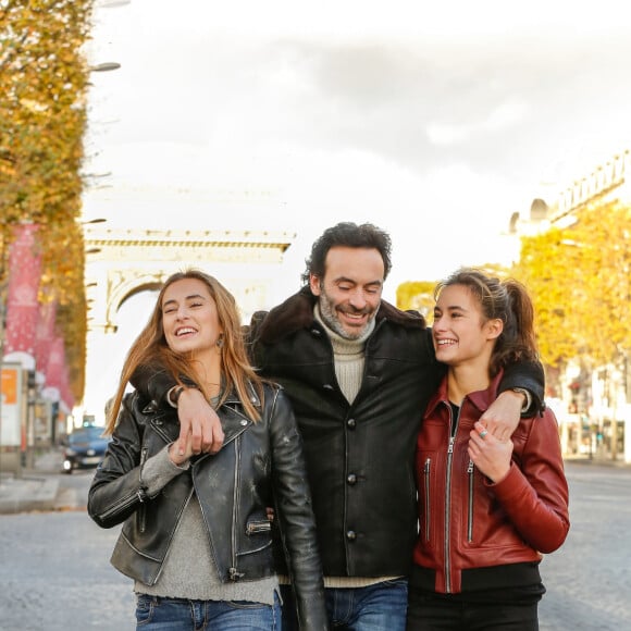 Et Anthony Delon se ressource dans le Loiret en famille
Exclusif - Rendez-vous avec Anthony Delon et ses filles Loup et Liv sur les Champs-Elysées à Paris, France, le 26 novembre 2017. © Philippe Doignon/Bestimage 