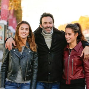 Anthony Delon retrouve enfin le sourire
Exclusif - Rendez-vous avec Anthony Delon et ses filles Loup et Liv sur les Champs-Elysées à Paris. © Philippe Doignon/Bestimage 