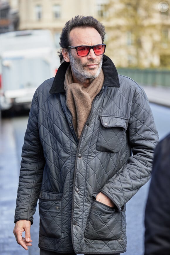 Anthony Delon - Inauguration de "La promenade Jean-Paul Belmondo" au terre-plein central du pont de Bir-Hakeim, ouvrage public communal situé sous le viaduc du métro aérien, à Paris (15e, 16e) le 12 avril 2023. Lors de la séance d'octobre 2021, le Conseil de Paris avait décidé d'honorer la mémoire de Jean-Paul Belmondo, comédien, producteur de cinéma et directeur de théâtre français. Cet emplacement, immortalisé par la scène de cascade réalisée par l'acteur dans le film d'Henri Verneuil Peur sur la Ville (1975), est identifié par le plan annexé à la délibération. Cette dénomination s'effectue en dérogation à la règle qui prévoit que le nom d'une personnalité ne peut être attribué à une voie publique de Paris que cinq ans au plus tôt après son décès. © Cyril Moreau/Bestimage 